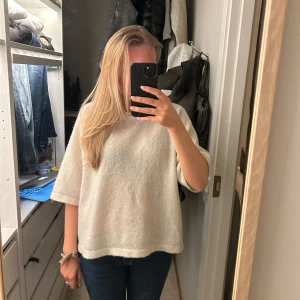 Stickad tröja  - Kortärmad stickad tröja! Fin färg och bra skick 