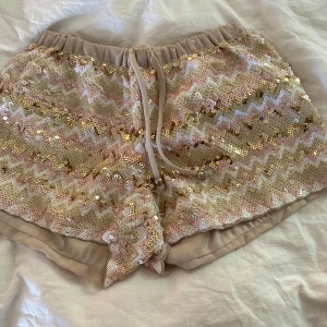Paljettshorts från Lely Wood - Snygga shorts från Lely Wood täckta med glittriga paljetter i ett zickzackmönster🫶🏻