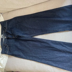 Mörkblå jeans från ginatricot  -  mörkblå jeans från gina tricot i storlek 44. 