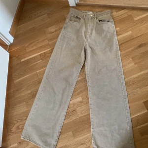 Beige jeans från Perfect Jeans - Snygga beige jeans från Perfect Jeans i storlek 36. Liten s/xs De har en klassisk femficksdesign och är tillverkade i ett slitstarkt material. Perfekta för en avslappnad stil. Litet hål i ena fickan, passar för någon 167-170
