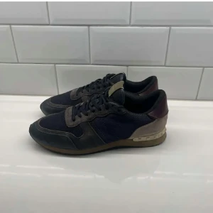 Valentino Rock Runners - Snygga valentino Rockrunners i bra skick! Inga defekter! Perfekta för vintern och våren! Nypris runt 7000kr. Skriv för fler bilder eller mer info!