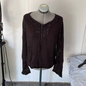 Vintage tröja - Bra skick! En liten defekt i sista bilden💗 Storlek står ej, passar s-l beroende på hur tight man vill ha den. Har inga andra bilder!