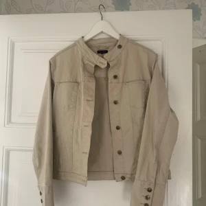 Jacka - Tunn beige jacka! Storlek 38 men ganska liten i storleken