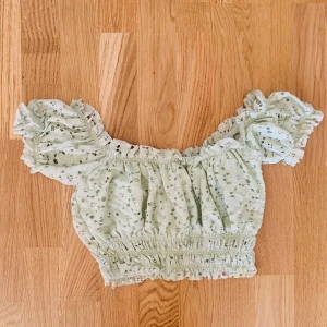 Topp - En mintfärgad spets topp. Storlek S. Aldrig använd, mycket bra skick. 