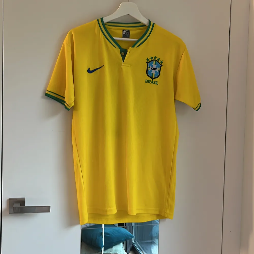 Brasiliansk fotbollströja som jag köpte utomlands i storlek xl men skulle säga att de är mer L/M pris kan diskuteras ❣️lägsta jag kan gå är 50kr. T-shirts.