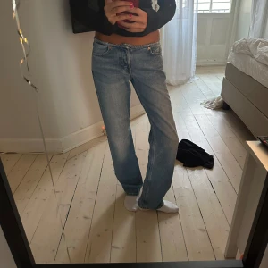 Jeans - Weekday jeans som är super coola! 