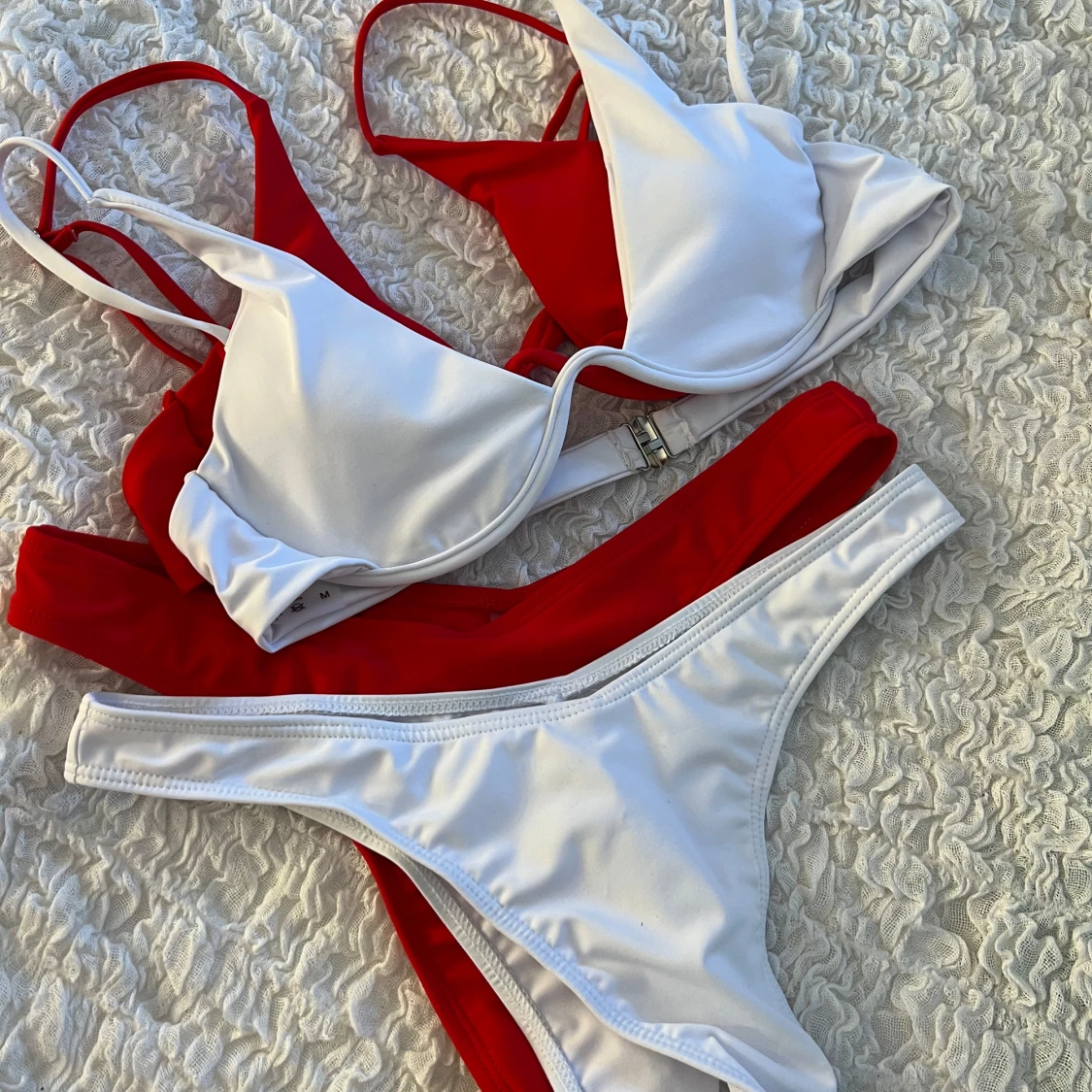 Vit och röd bikini