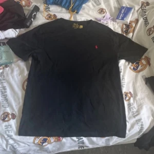 Ralph lauren T-shirt nyskick - Tjena säljer nu denna fina Ralph lauren T-shirten eftersom den ej kommer till användning. Ny pris 699 kr mitt pris 300