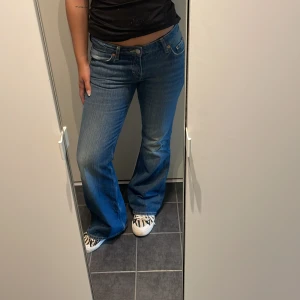 Low bootcutjeans WEEKDAY - Bootcutjeans från WEEKDAY stl 27/32💙 Supersnygga och bekväma, nya endast testade😇