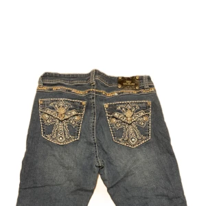 Vintage Sexy Couture Jeans - Vintage Bootcut Sexy Couture Jeans! Dom är stretchiga och måtten är: Midja 39 cm Längd 107 cm Tveka inte på att skriva vid ytterligare frågor!⭐️