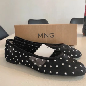 Ballerina  - Så fina ballerina skor med strass! Använda en gång 