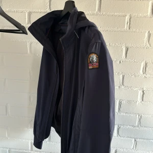 Parajumper windbreaker - Säljer min parajumper jacka skick 7,5/10 i storlek M men passar S, säljer för den inte passar längre. Den är köpt på second place i Malmö och har använt den bara några gånger. Skriv vid funderingar, kvitto finns.