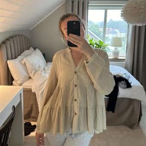 Blus  - Blus från zara. Säljer för 150+frakt
