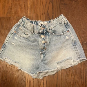 Zara shorts gamla - Shorts Från Zara som man inte kan få tag i längre. Banden där nere är lite slitna bort men man ser knappt det. Storlek 11-12