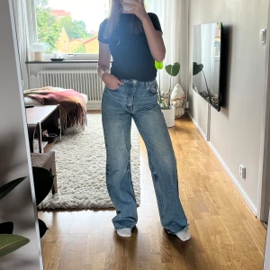 Zar jeans - Jättefina jeans från zara som är högmidgade och vida. Storlek 36 Obs frakt ingår ej i pris