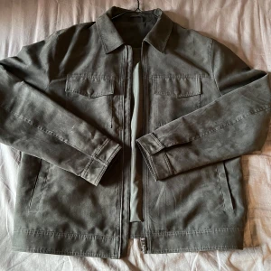 Mocka jacka från MNG - Säljer en snygg faux mockajacka från Mango i storlek XL. Perfekt till höst och vår! Ordinarie pris: 899kr. Skick: 9/10 endast använd ett fåtal gånger. Säljes på grund av att den är för stor. Tveka inte att skriva om det är några frågor!