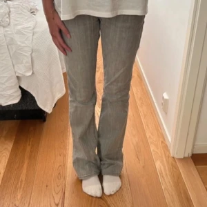 Gråa Lågmidjade bootcut jeans - As snygg jeans, midjemått 37-38cm