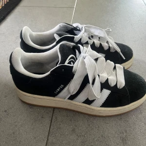 Svarta campus - Använde första veckan, men köpt för stor storlek så blev jobbiga att använda 