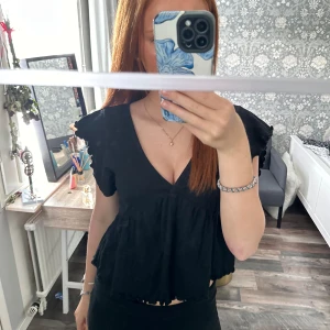 svart topp - Svart topp med snöre på baksidan🙏🏼  säljer då den är lite liten