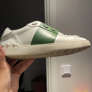 Valentino opens - Säljer nu dessa feta Valentino opens. Dem är gröna vilket är sjukt fet färg. Dem är storlek 40 men är stora i storleken! Pris kan diskuteras👌😃