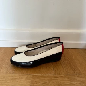 Ara ballerinaskor med kilklack - Vit och röd ballerinasko/sandal från Ara. Så söta men tyvärr för stora för mig. Jag är strl 38 men dessa känns som 39or. 