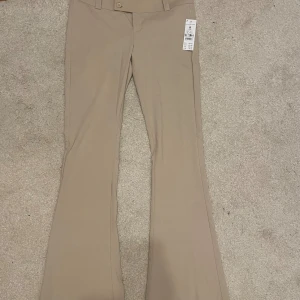 Lågmidjade kostym byxor - Helt nya low waist byxor från ginatricot. Dem är i storlek M men är ganska små i storleken jag brukar bära 34/36 o dem passar.