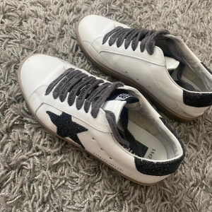 Golden goose  - Aldrig använda. Helt nyskick inga defekter. Inget bevis på att dom är äkta. Pris kan diskuteras vid ett snabbt köp👍