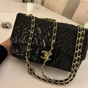 Svart väska - Crossbody och Axel väska i nytt skick!  Hör av er vid illa minsta fråga, Priset kan diskuteras!