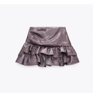 Glittrig rosa/lila zara kjol - Byter denna super trendiga Zara kjolen. Storlek S i glitter lila/rosa. Prislappen kvar! ⚠️Byter endast till storlek M⚠️