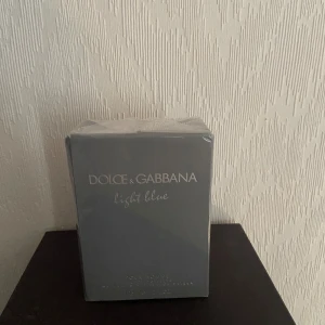 Dolce & gabbna light blue intesne  - Helt ny fick i födelsedagspresent men blev fel därför säljs den nu. Först till kvarn🍾