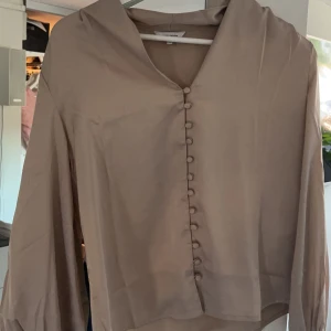 Satinblus - Fin blus som aldrig kommit till användning. Kom privat för fler bilder