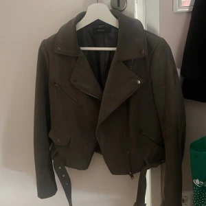 Jacka  - Säljer denna mocka gröna jackan från Forever 21, köpt i usa för nåt år sedan men har ej kommit till användning. (Den är väldigt liten i storleken så skulle säga att den är mer åt xs/s)