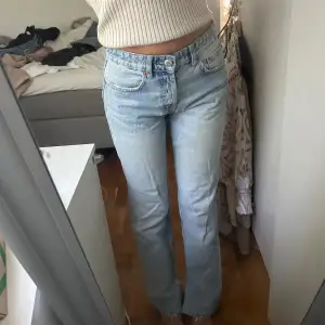 Säljer dessa trendiga blåa lågmidjade Zara jeans🩷 så bra skick! 