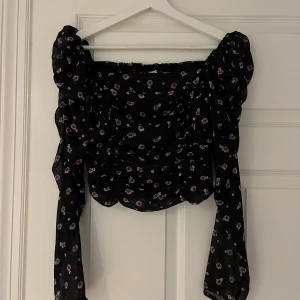 Svart/blommig blus - Jätte söt blus från H&M🩷i storlek 38 men sitter mer som en XS. knappt använd:)