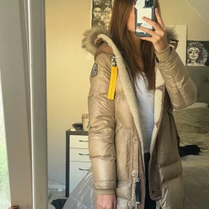 Parajumper long bear special edition ⚡️ - Jätte snygg parajumper i fint skick! Super skön nu till vintern💋äkta päls! Pris kan diskuteras! Nypris 16 499.