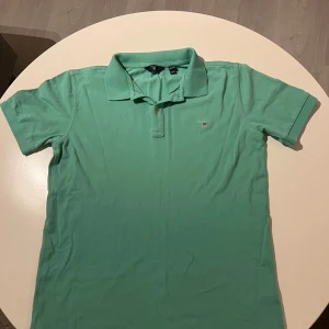 2 Gant pikéer - Ett par väldigt fina gant pikéer! Passar till alla tillfällen kalas mm!👌 sparsamt använda! 