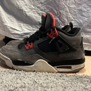 Jordan 4  - Storlek 36 den ena flärpen bak på skon har åkt av dem är 100% äkta från SNKRS väldigt bra kvalitet annars 