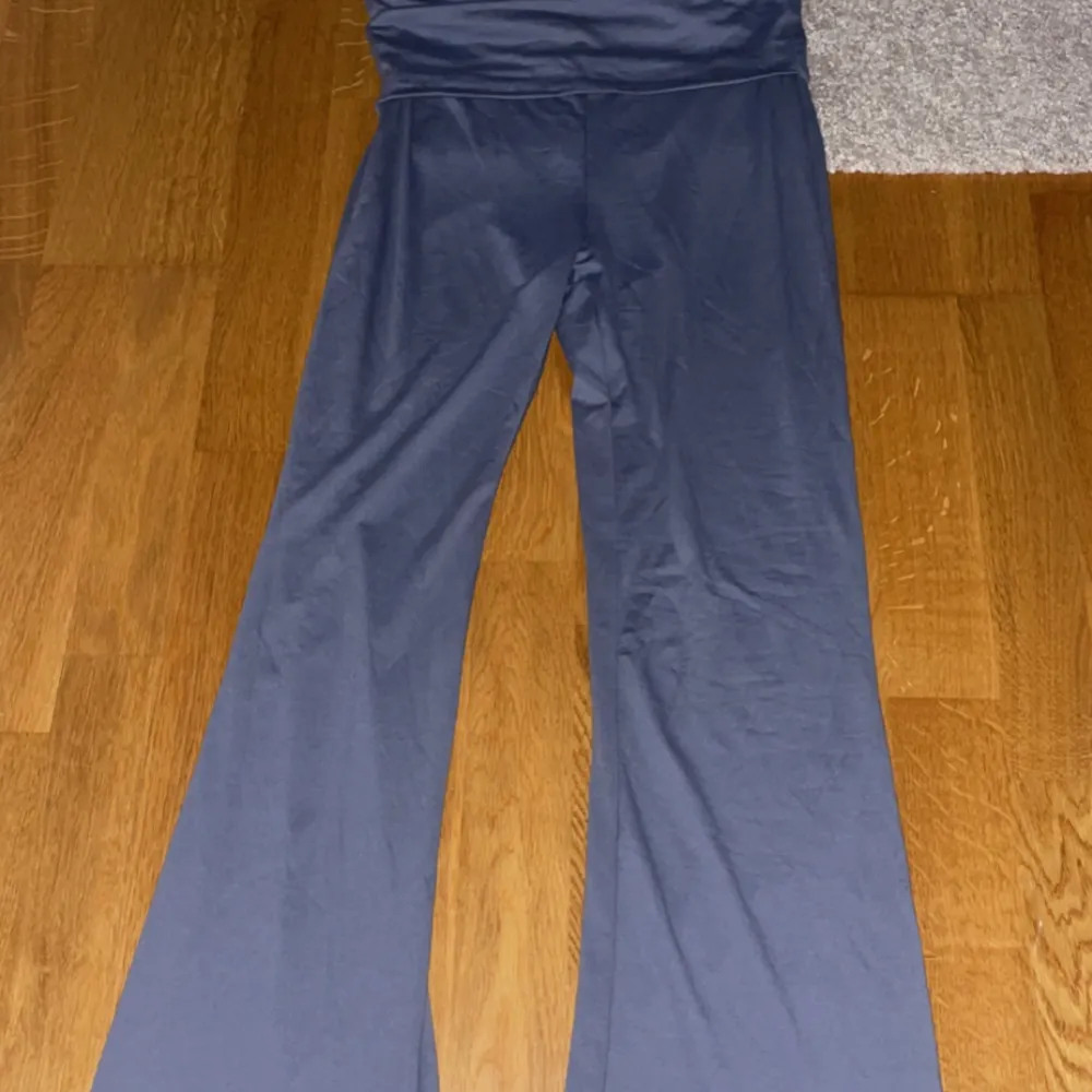 Yoga pants som man viker ner i midjan! Aldrig använda bara testade💕 passar bra på mig som är 167!. Jeans & Byxor.