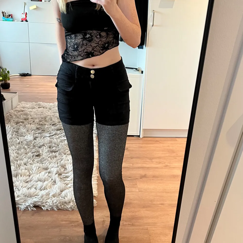 Coola svart leggings med glitter i silver. đ. Farkut & Housut.