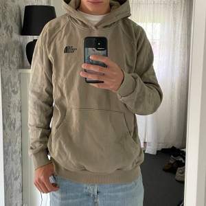 North face hoodie  Strl L Skick 7,5/10 (sparsamt använd) Nypris 1000 kr