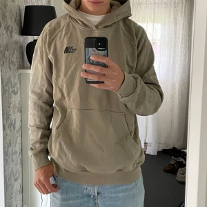 North Face Hoodie - North face hoodie  Strl L Skick 7,5/10 (sparsamt använd) Nypris 1000 kr
