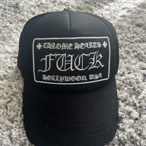 Cromehearts keps REP - Säljer keps för jag bytt stil. Det har bra kvalitet och inga defekter trots att det är en rep. (Detta är den ända kopian jag säljer)