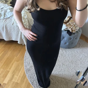 Svart långklänning  - Skit snygg svart, tajt klänning med justerbara band, skönt material och mycket fint skick 