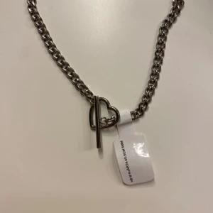 Silver kedja med hjärta  - Köpt på ur&penn för 398kr, den är helt ny och oanvänd. Säljer då den inte riktigt var min stil. Den är även slutsåld på hemsidan.
