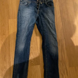 Jacob Cohën - Säljer dessa Jacob Cohën jeansen eftersom de inte passar mig längre.  Väldigt bra skick inte använts för mycket Fråga gärna om mer bilder ifal du vill ha