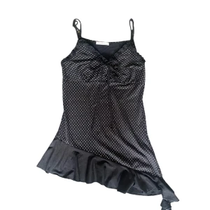 Prickigt linne med rosett - Så gulligt prickigt linne med fina detaljer och i unik modell!😍 Det står storlek S/M på lappen så passar båda. Märkte två små hål på ryggen (syns på sista bilden) men har inte sett tidigare så har inte stört mig😃 Skriv privat vid intresse elr frågor🫶🏻