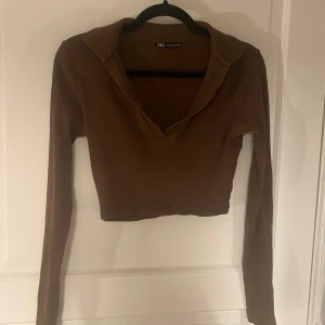 ZARA topp - Säljer en snygg brun ribbad topp från Zara!!🤎