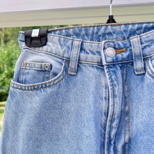 Blå jeans - Ljusblå jeans med hög midja 👖 sitter tight vid lår och rumpa, blir lite vida från mitten på låren och ner. Storleken är 34. Superfin ljusblå färg, knapp och dragkedja fungerar utmärkt 🤩  Använda ca 10 gånger 🥰  Innerbenslängd: 76 cm Midja: 70 cm