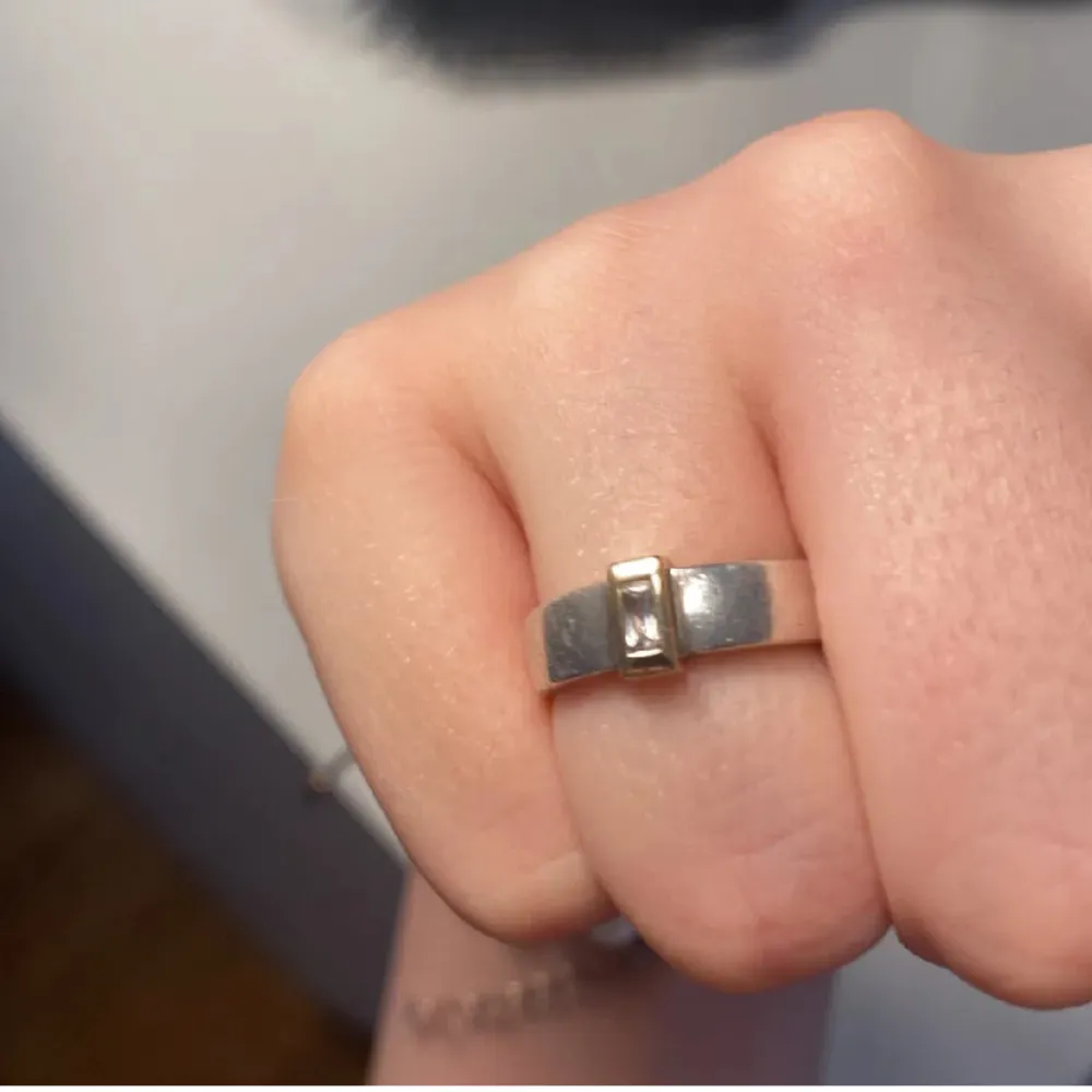 det är min mormors gamla ring som är i storlek 17 kom privat om ni vill diskutera priset❤️. Accessoarer.