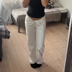 Vita jeans - Vita snygga högmidjade jeans från ZARA. Jag är 173cm så de är rätt långa i benen. Använda ca 2 gånger, säljer pga fel storlek. 